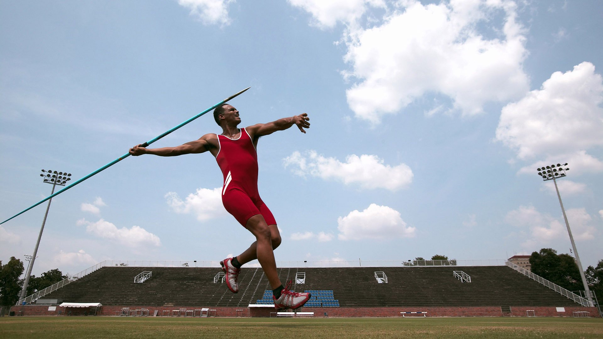九游娱乐(jiuyou)官方网站-足球赛场新人崭露头角备受期待，足球入场表演